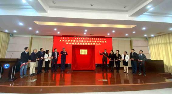 严纯华院士、李荣华研究员以及与会嘉宾共同为广东省环境微生物工程技术研究中心-bwin官网共建的“bwin官网资源与环境专业学位博士研究生联合培养基地”揭牌.jpg